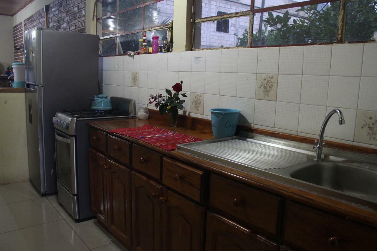 Hostal Dulces Suenos Panajachel Bagian luar foto